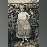 A nyolcéves Elisabeth Kremer csinosan felöltözve, 1941 júliusában / DZM F04025